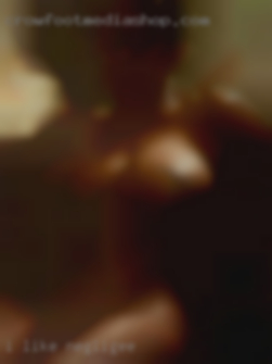I like thicc girls in negligee with a nice ass.